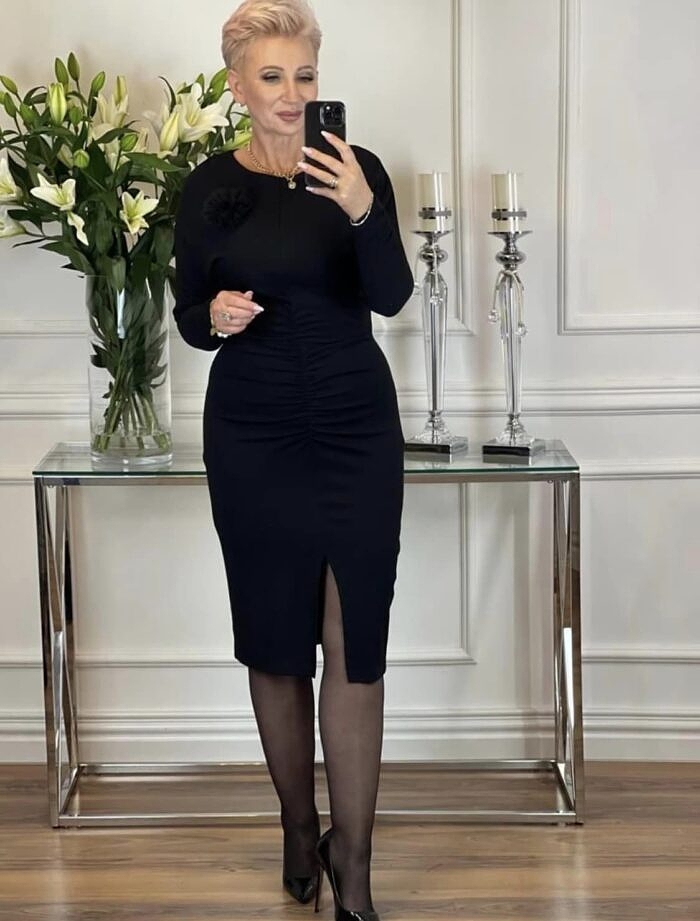 Stylowa i elegancka sukienka dzianinowa z kwiatkiem M05227 - obrazek 4