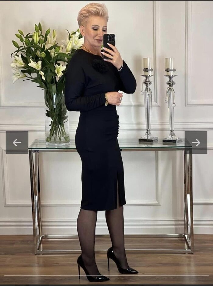 Stylowa i elegancka sukienka dzianinowa z kwiatkiem M05227 - obrazek 3