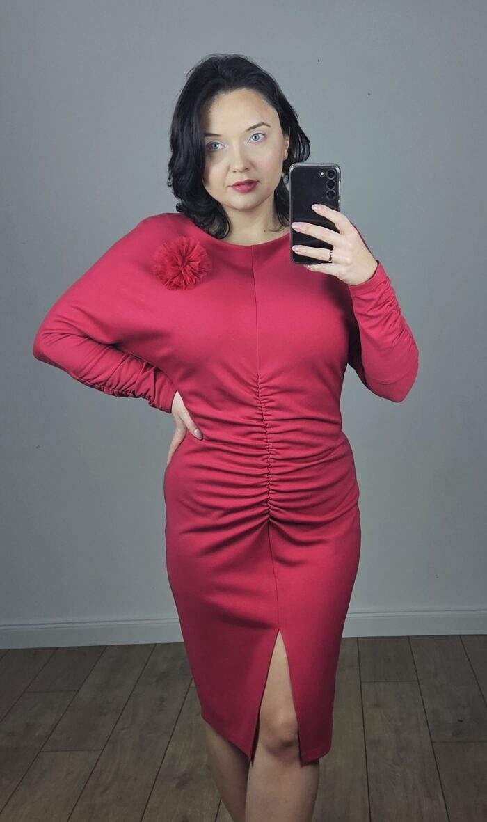 Stylowa i elegancka sukienka dzianinowa z kwiatkiem M05227 - obrazek 5