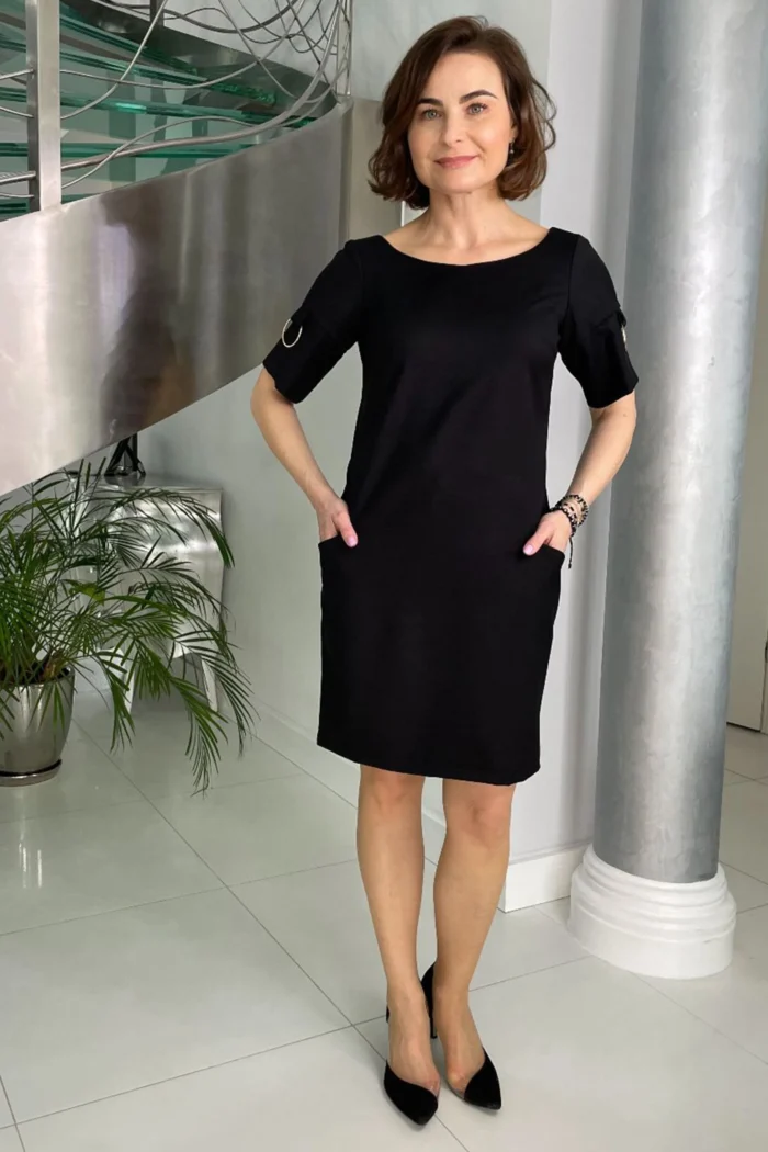 Prosta czarna sukienka przed kolano z kieszeniami 05412