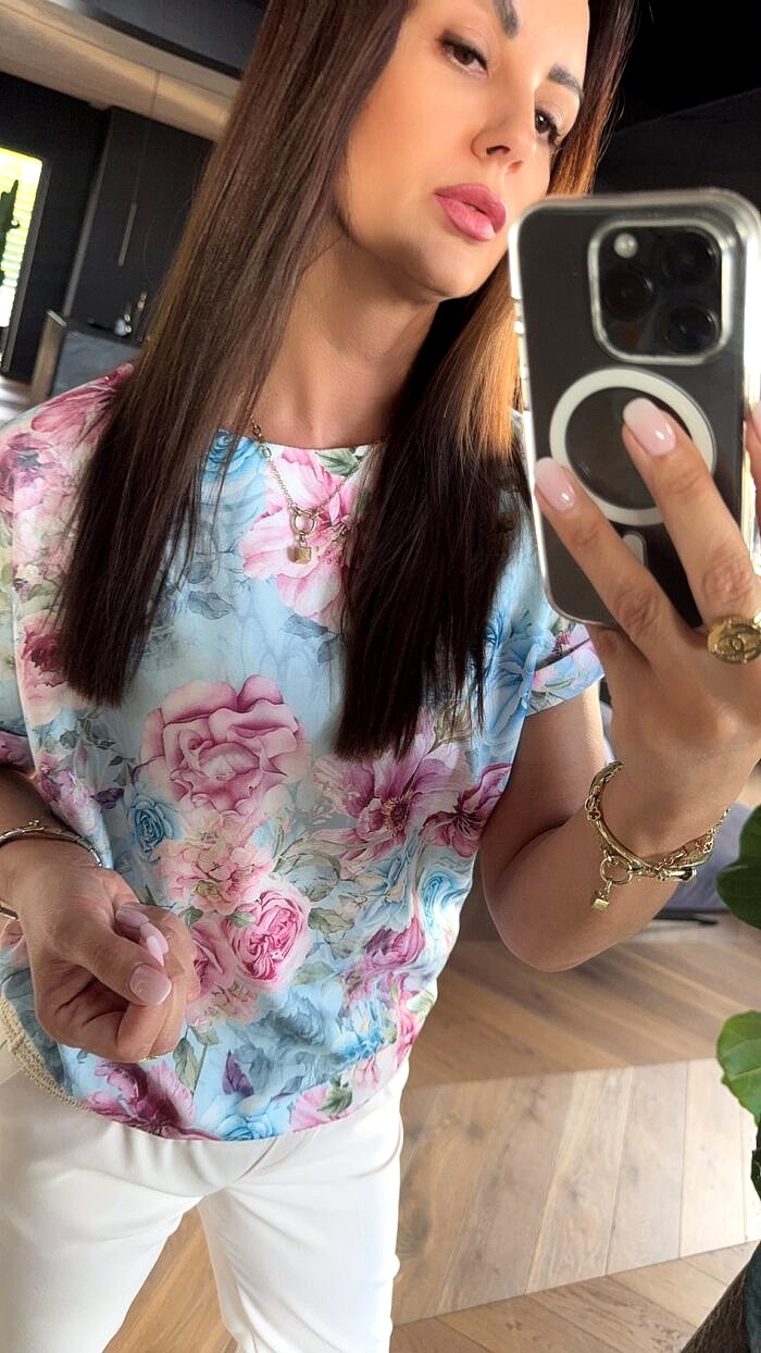 Niebieska bluzka damska z krótkim rękawem, w kwiaty – okrągły dekolt, lekki materiał 07003 - obrazek 2