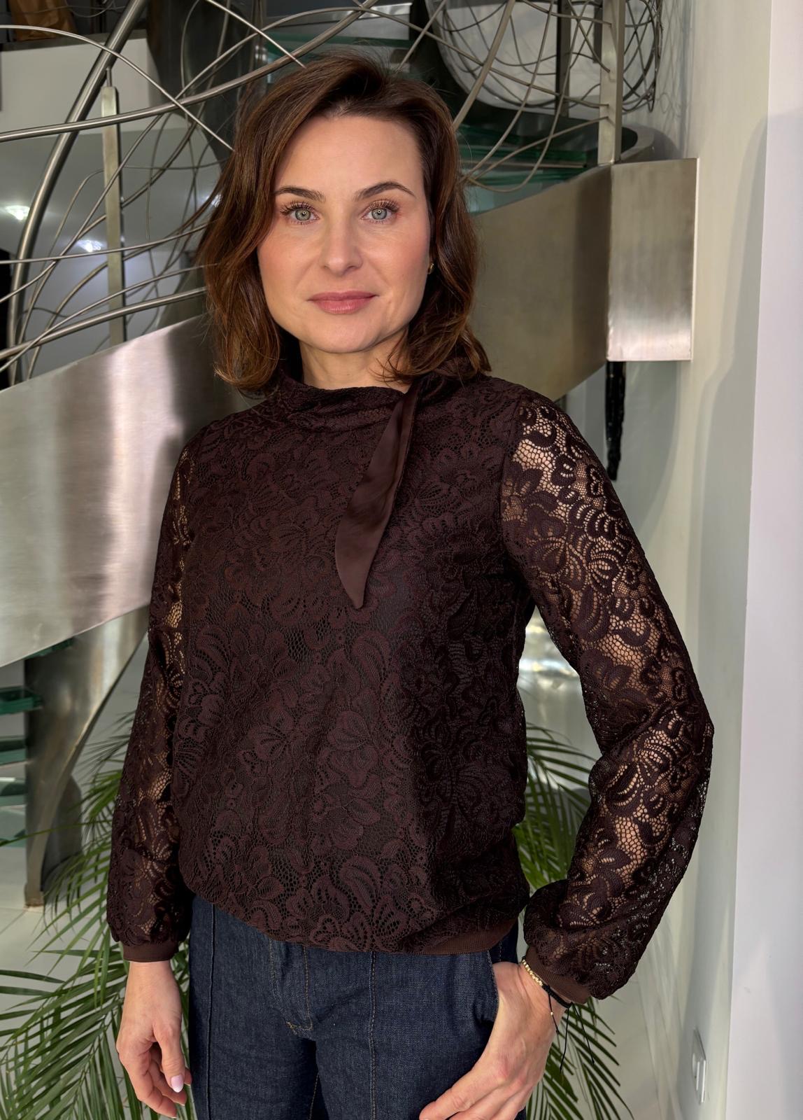 Koronkowa bluzka z wiązaniem przy szyi - elegancja i kobiecość w nowoczesnym wydaniu M08056 Margo - obrazek 2