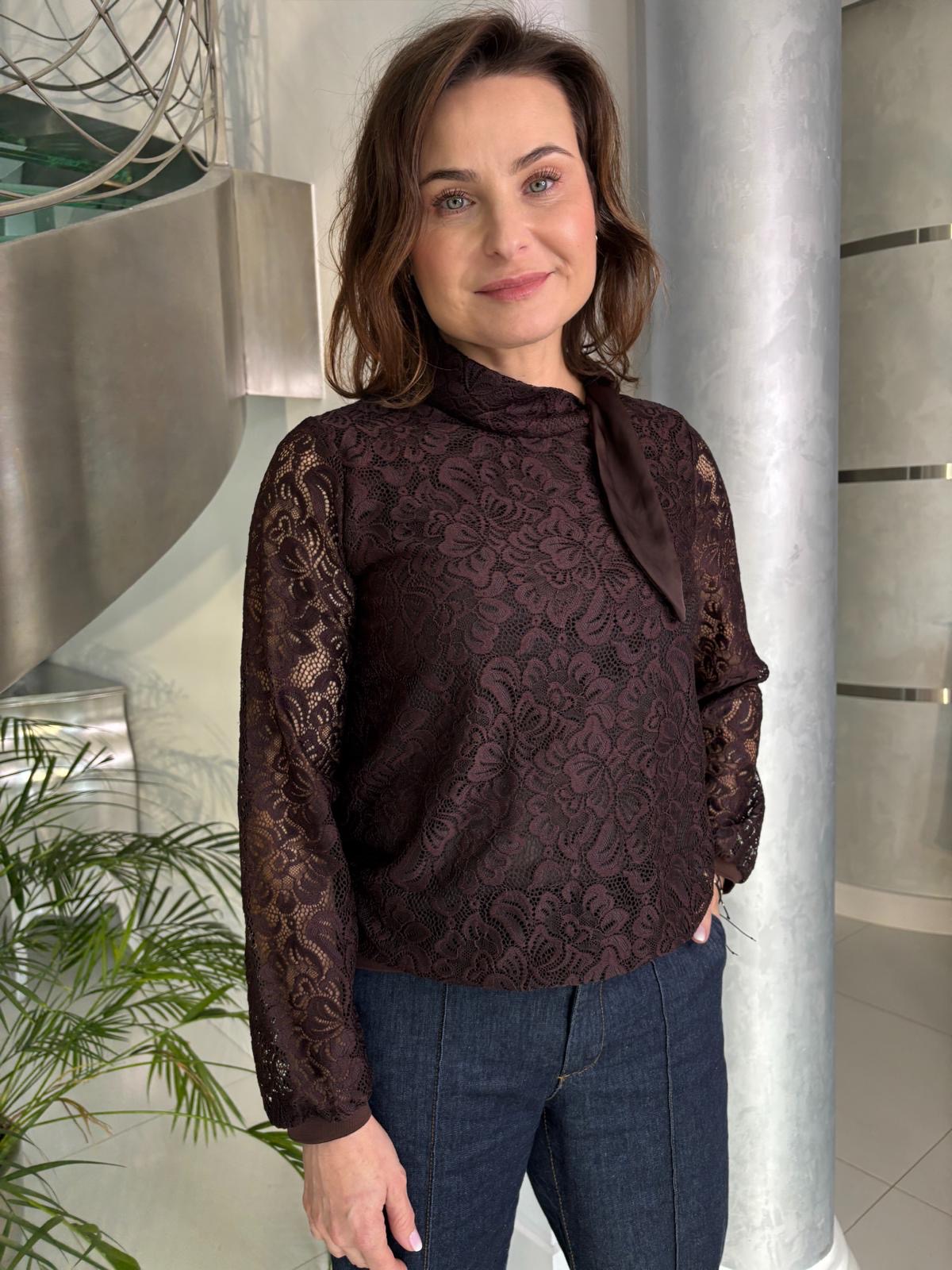 Koronkowa bluzka z wiązaniem przy szyi - elegancja i kobiecość w nowoczesnym wydaniu M08056 Margo
