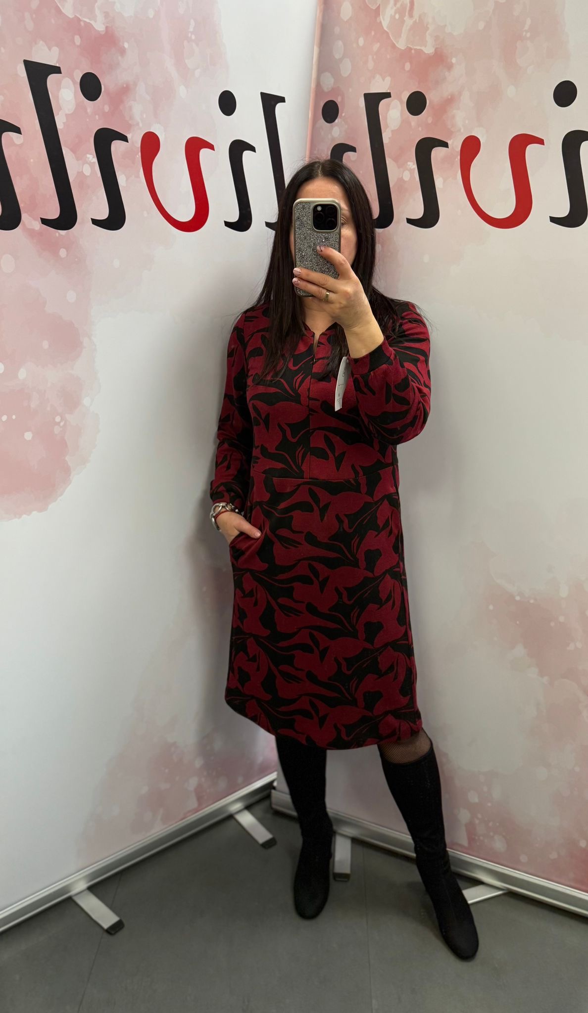 Sukienka z mięsistej tkaniny ze stójką i kieszeniami - elegancja i komfort w jednym M05254