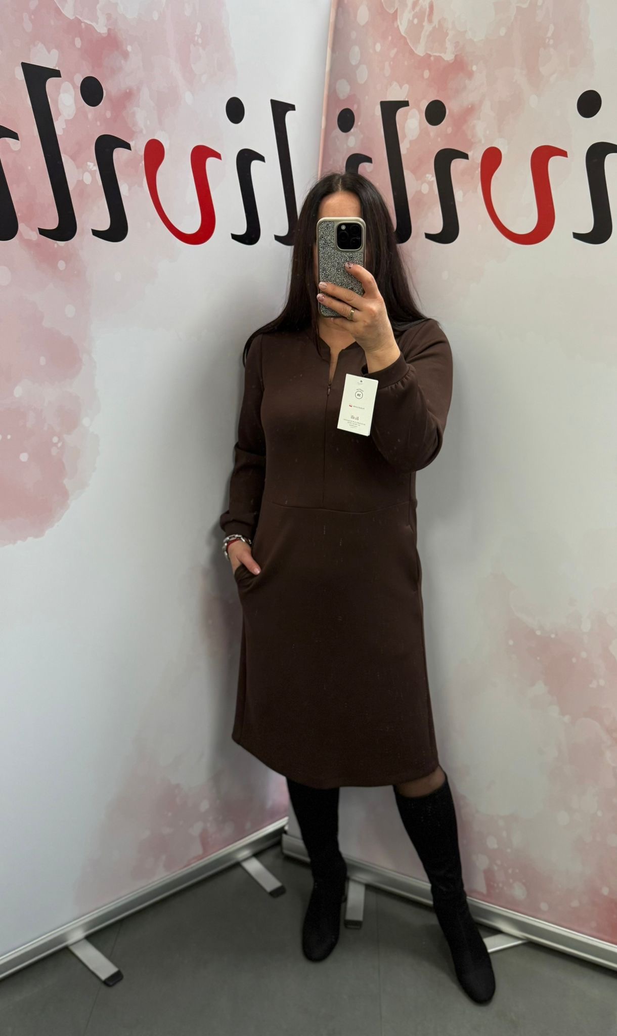 Sukienka z mięsistej tkaniny ze stójką i kieszeniami - elegancja i komfort w jednym M05254 - obrazek 3