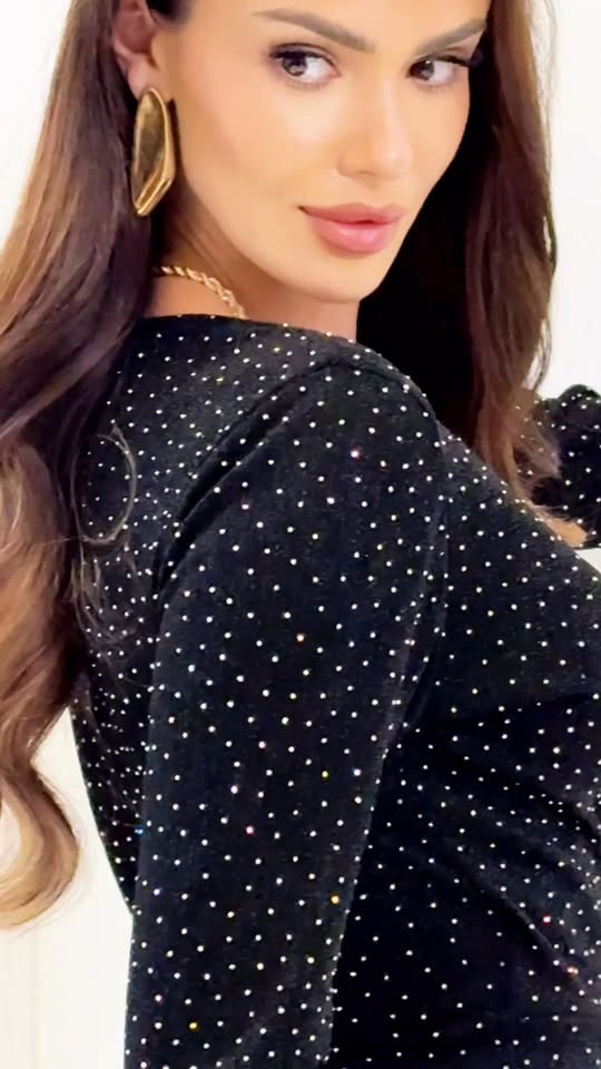 Czarna sukienka Bella z kryształkami - elegancja na wyjątkowe okazje M05102 - obrazek 4