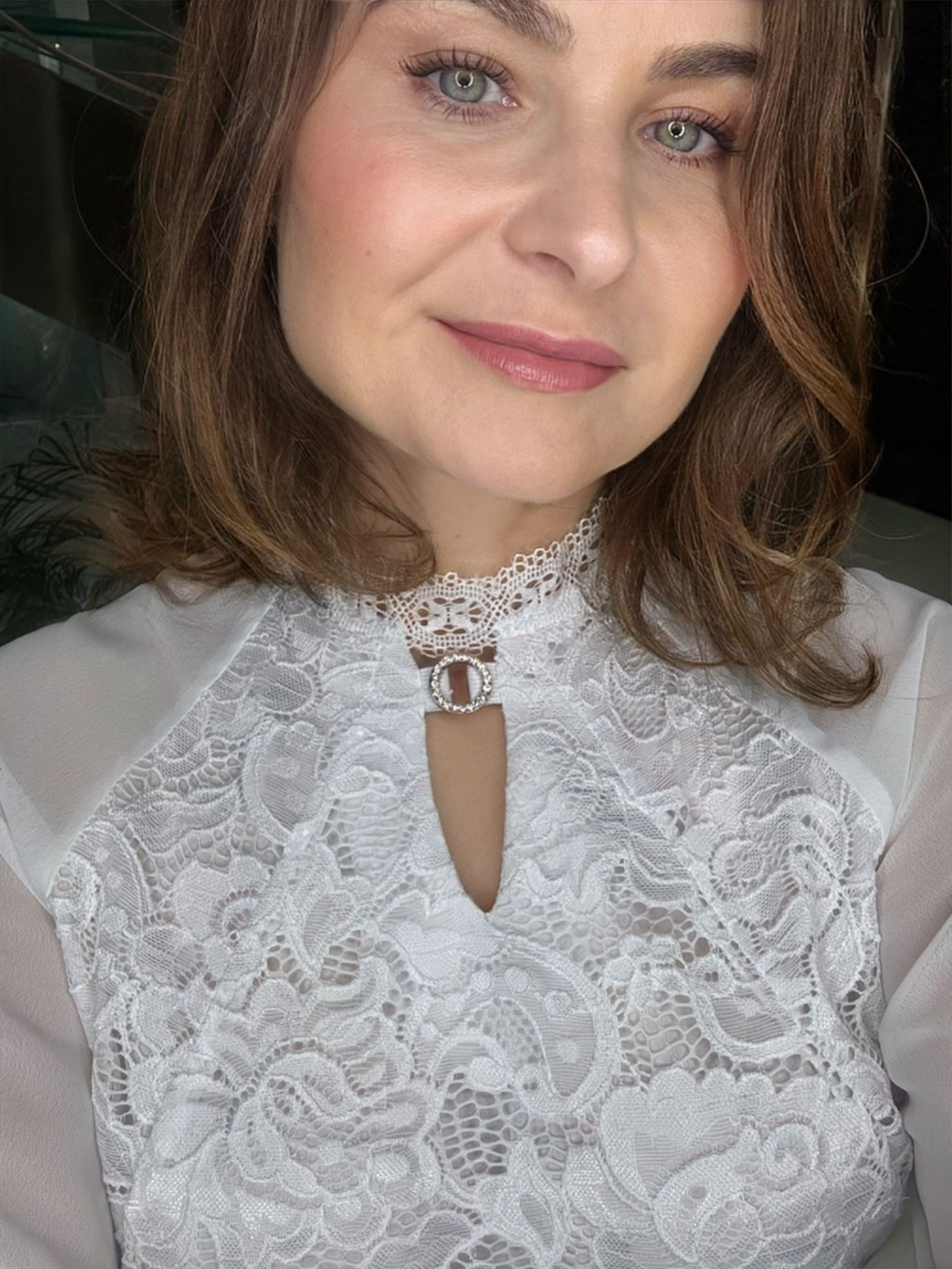 Elegancka bluzka z koronką i stójką - styl i szyk w każdym detalu M08145 - obrazek 3