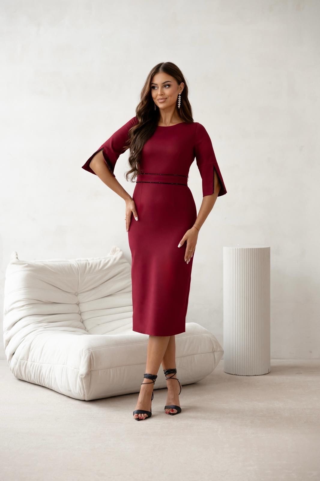 Sukienka dopasowana z kamyczkami w talii - idealna na Sylwestra i przyjęcia M05141