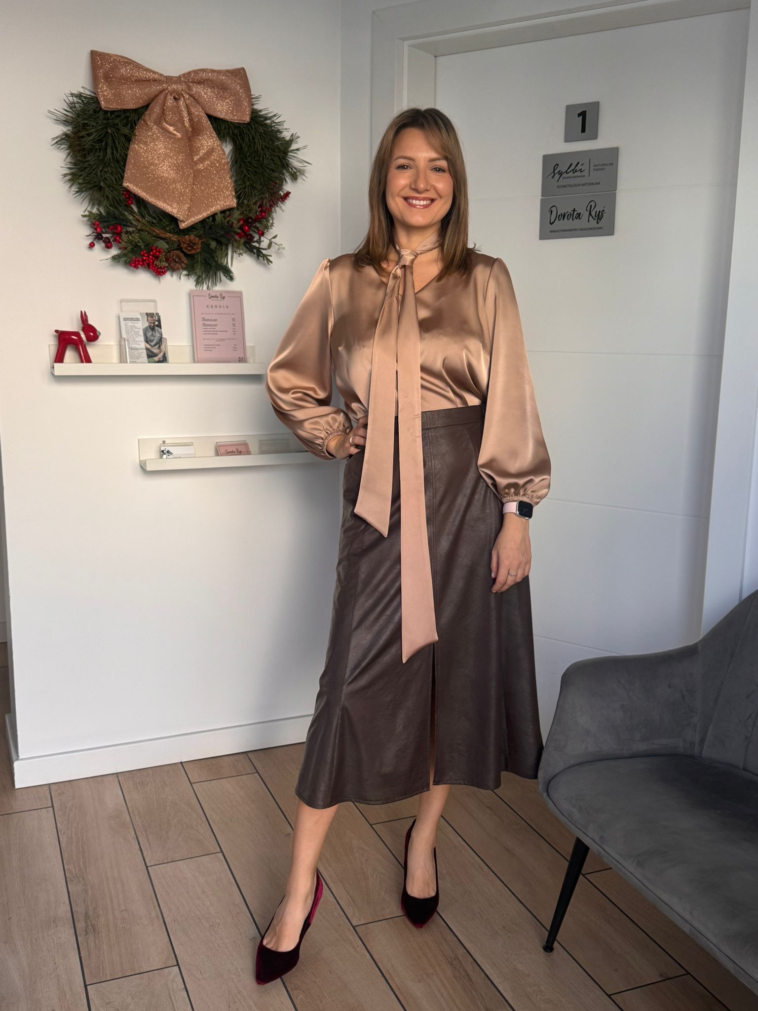 Błyszcząca satynowa bluzka z wiązaniem - elegancja i kobiecość M08057 - obrazek 2