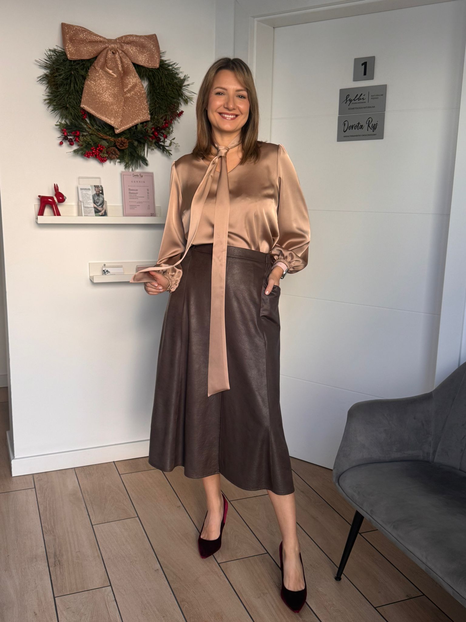 Błyszcząca satynowa bluzka z wiązaniem - elegancja i kobiecość M08057