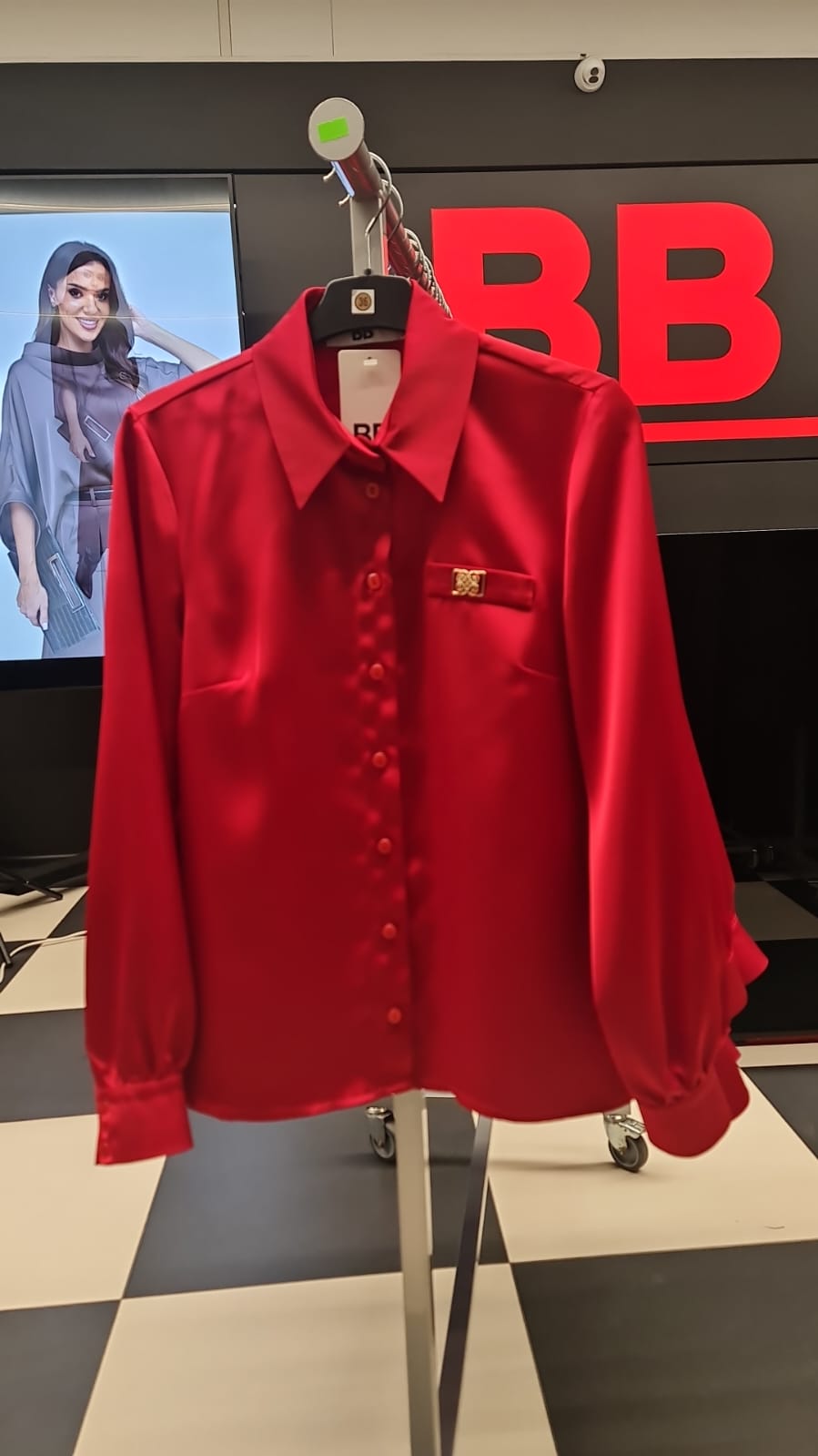 Satynowa koszula z kołnierzykiem - elegancja i wygoda w jednym M08521