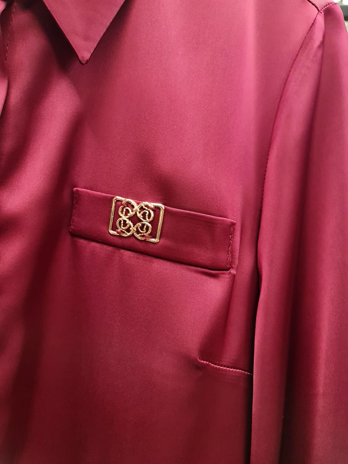 Satynowa koszula z kołnierzykiem - elegancja i wygoda w jednym M08521 - obrazek 2