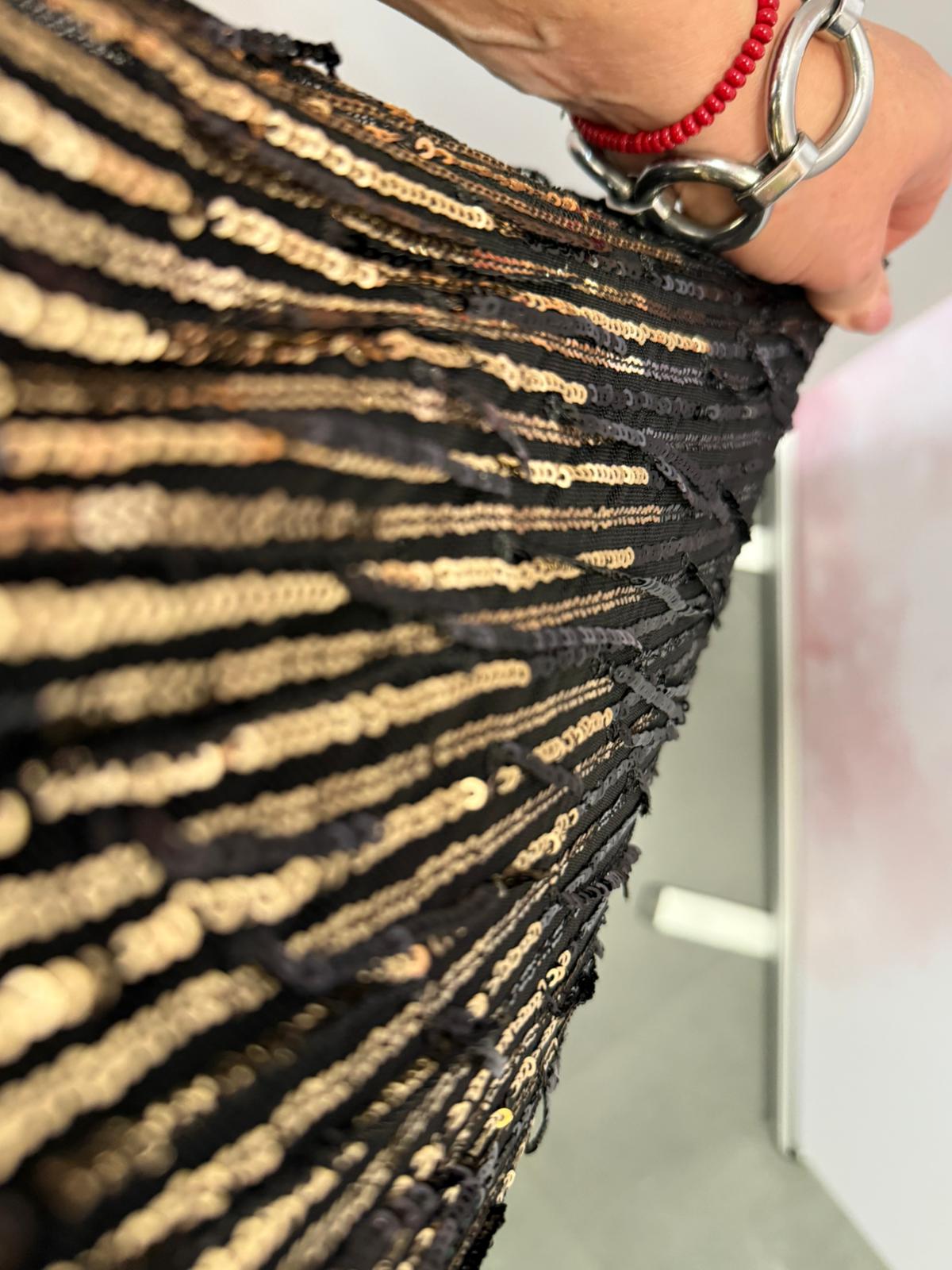 Sukienka o prostym fasonie z krótkim rękawem i cekinami Sople M05356 - obrazek 2