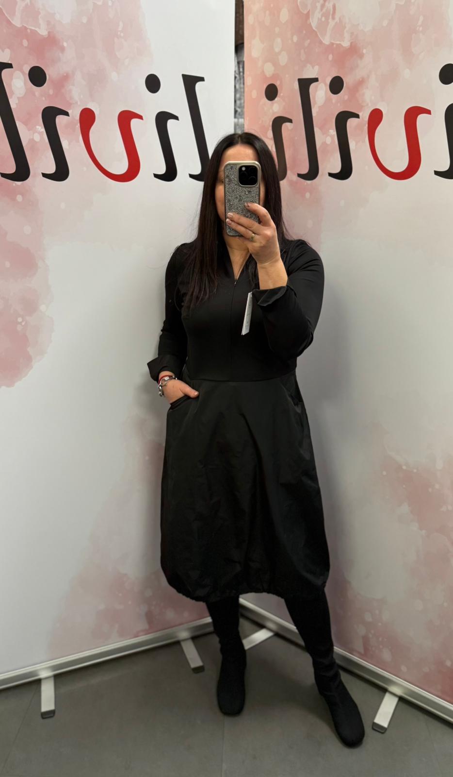 Elegancka sukienka łącząca komfort i wyjątkowy styl M05243