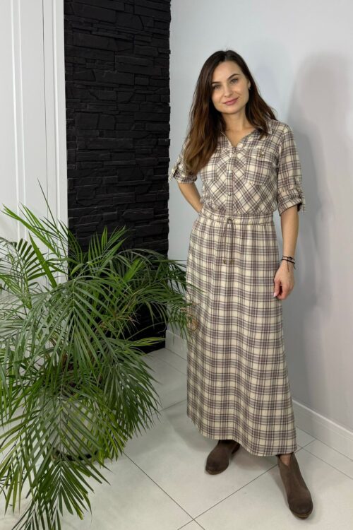 Sukienka Sandra – długa sukienka w kratę w odcieniach beżu. Krótki rękaw, guziki, ściągacz w talii i wiązanie w pasie. Idealna na co dzień i do pracy