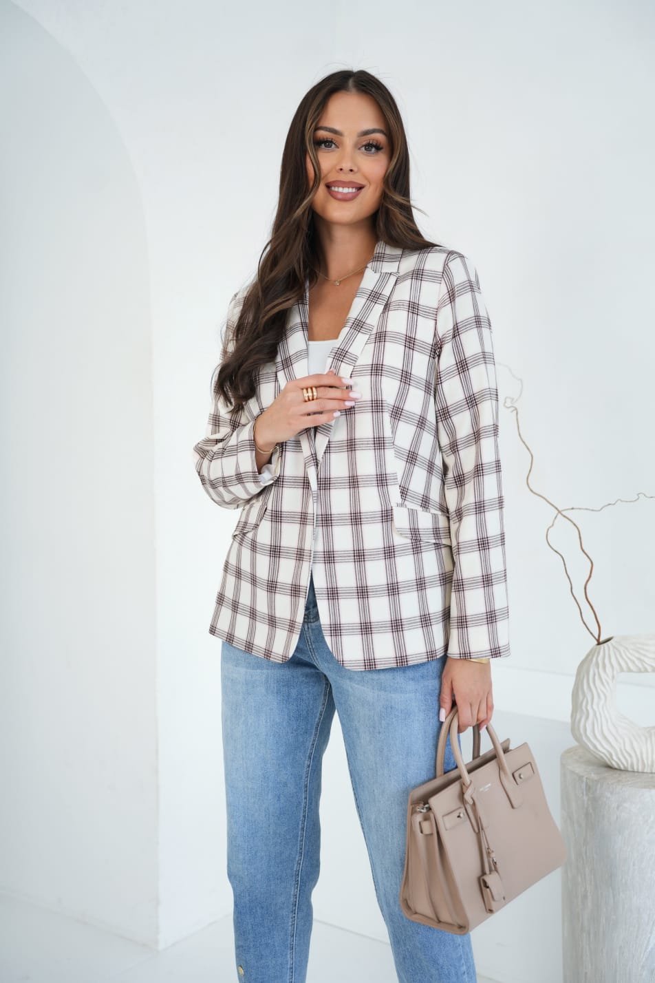 Elegancki żakiet damski zapinany na jeden guzik - kratka, kolor ecru, niebieski i beżowy M17236 - obrazek 2